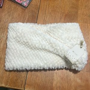 NWT 2CHIC FAUX FUR INFINITY SCARF